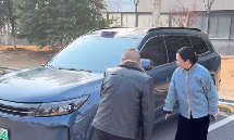 感动！00后送爸爸新能源车